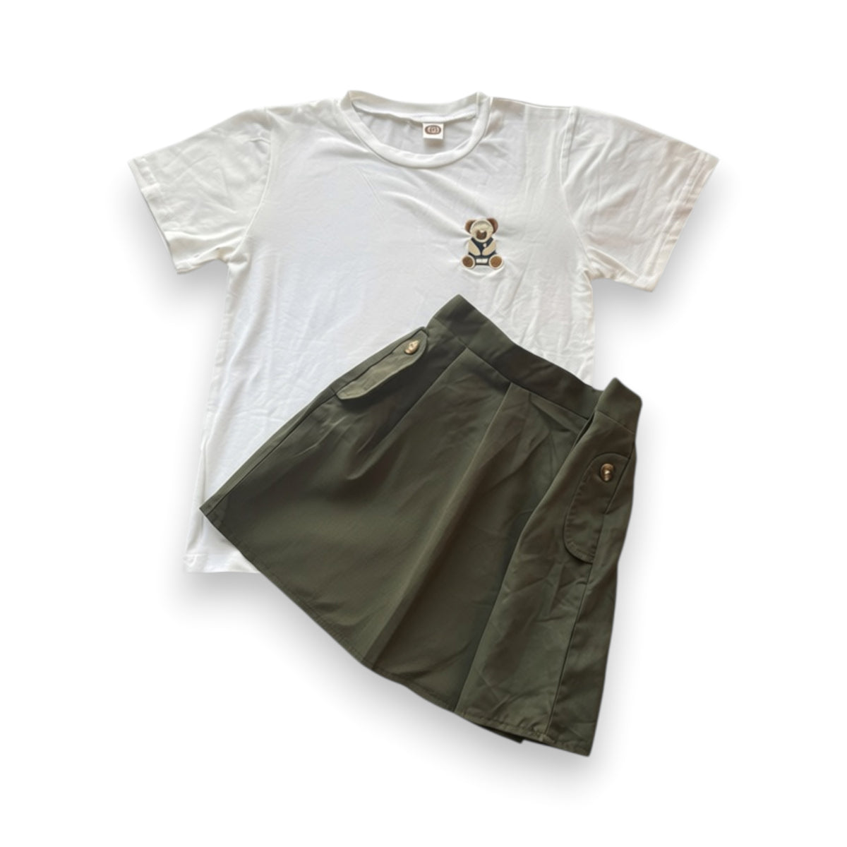**Girls’ White & Olive Green Teddy Bear T-Shirt & Skirt Set – Size 120 – Ages 4–6 Years**