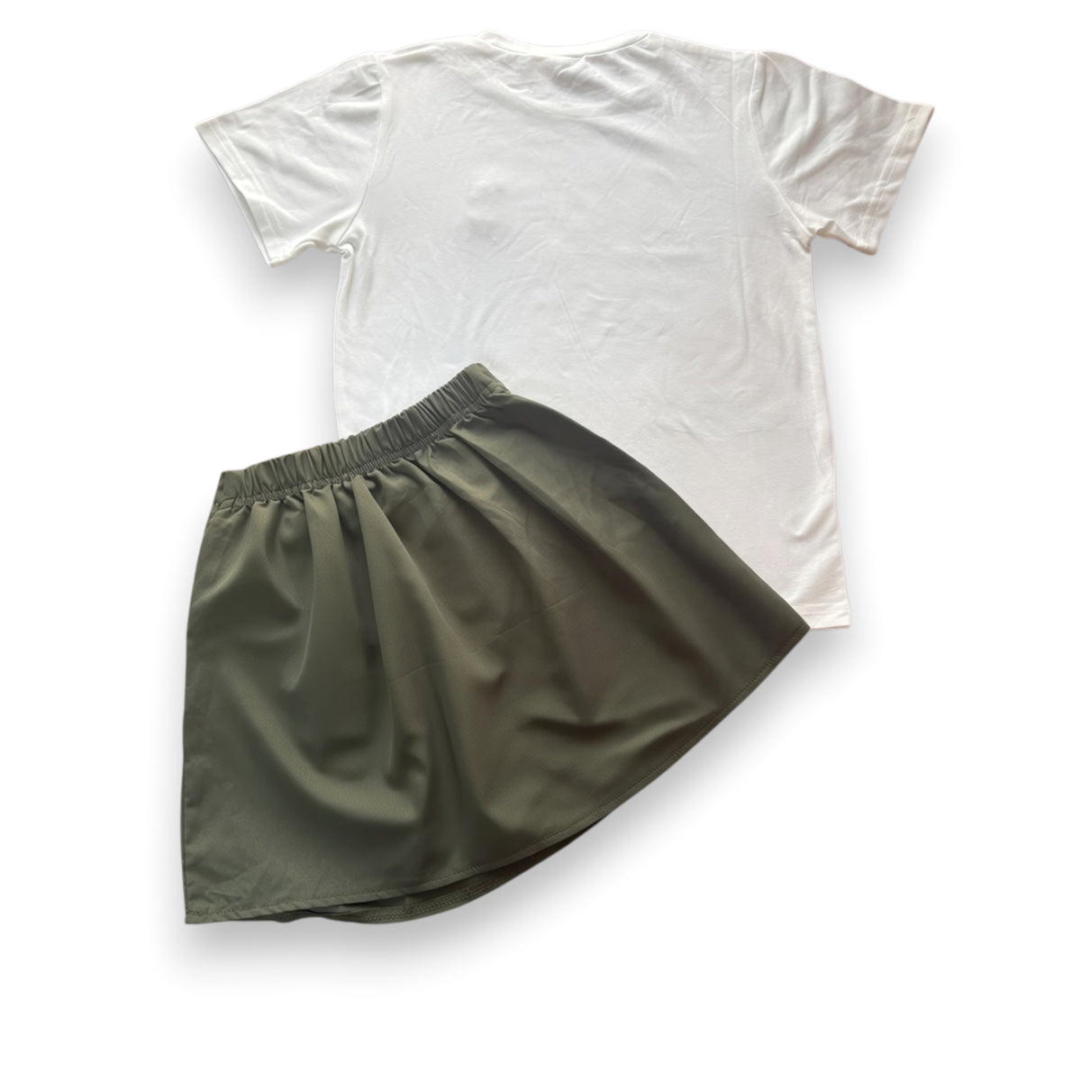 **Girls’ White & Olive Green Teddy Bear T-Shirt & Skirt Set – Size 120 – Ages 4–6 Years**