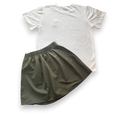 **Girls’ White & Olive Green Teddy Bear T-Shirt & Skirt Set – Size 120 – Ages 4–6 Years**